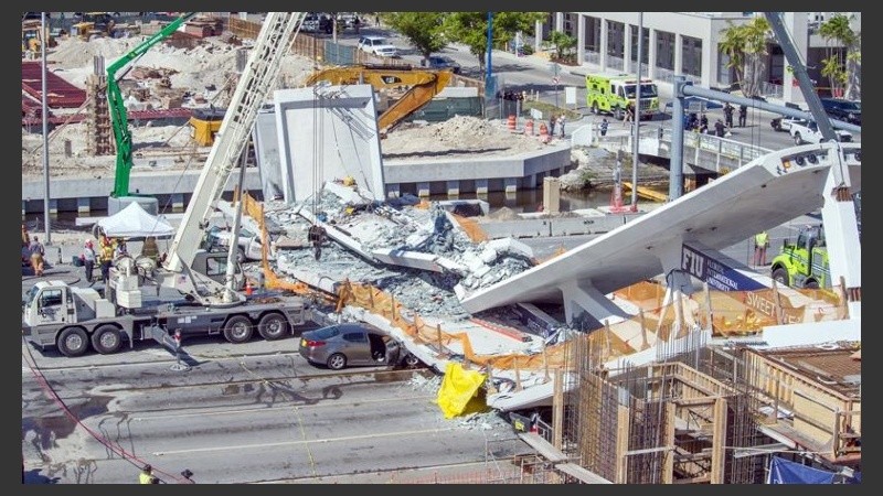 El puente se derrumbó este jueves en Miami.