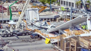 El puente se derrumbó este jueves en Miami.