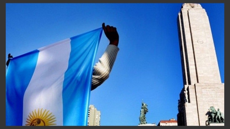 La primera bandera izada en 1812, en Rosario, se juró por la emancipación de toda América del sur.
