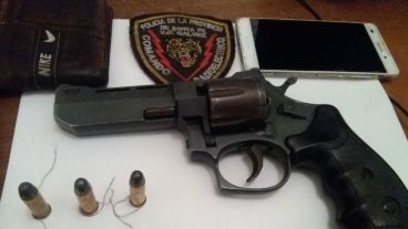 El arma calibre 38 secuestrada al joven familiar del sospechado.