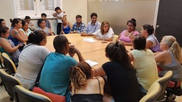 La intendenta Fein con las personas estafadas.