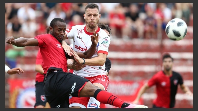 Leal lucha sin éxito contra el defensor Bojanich.