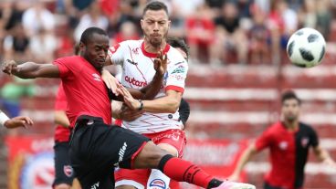 Leal lucha sin éxito contra el defensor Bojanich.