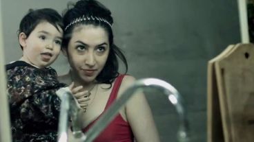 Gala interpreta a una joven prostituta que debe criar a su hijo.