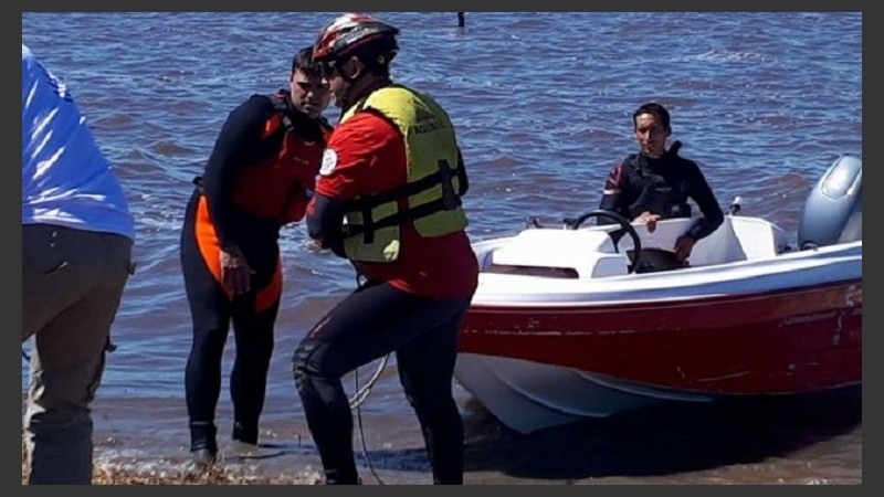 Buzos tácticos rastrillaron la zona en busca del joven desaparecido.