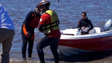 Buzos tácticos rastrillaron la zona en busca del joven desaparecido.