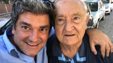 La emoción de la familia: Roberto y su hijo celebraron la recibida.