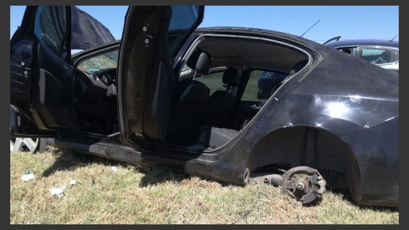 El neumático trasero izquierdo reventó y se eyectó del vehículo.