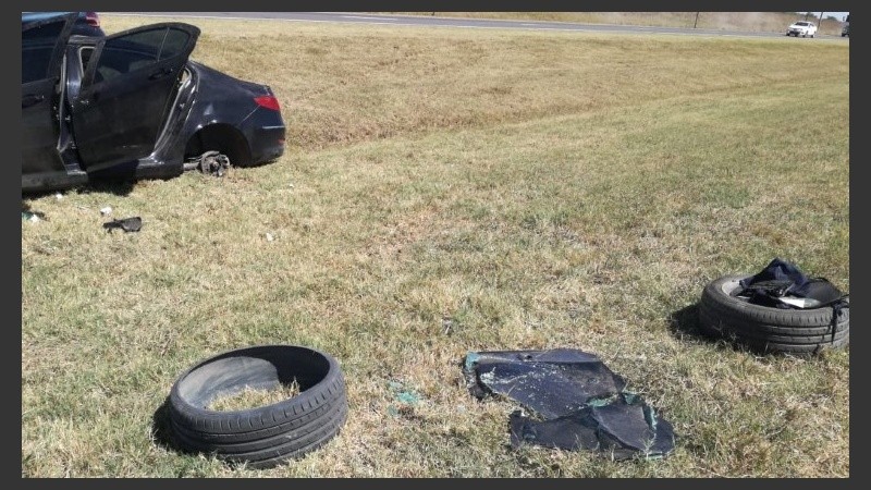 El neumático trasero izquierdo reventó y se eyectó del vehículo.