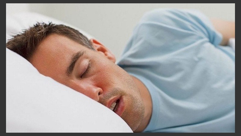 Se aconseja dormir entre 7 y 8 horas seguidas durante la noche y crear una atmósfera adecuada para el descanso.