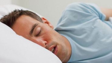 Se aconseja dormir entre 7 y 8 horas seguidas durante la noche y crear una atmósfera adecuada para el descanso.