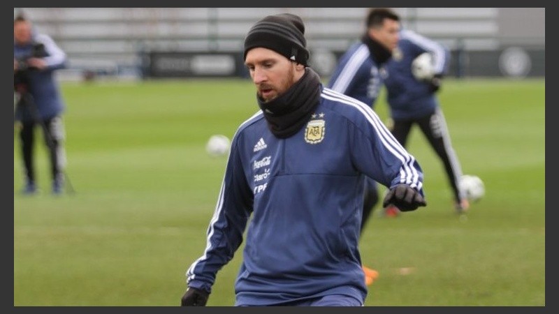 Messi formó parte de la práctica de fútbol en Inglaterra.