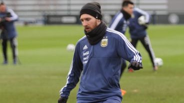 Messi formó parte de la práctica de fútbol en Inglaterra.