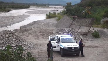 El cadáver fue hallado a orillas del puente Zapla.