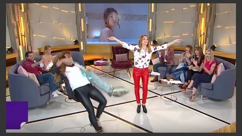 Un golpe con suerte: Lizy cayó hacia atrás y no hubo lesión que lamentar.