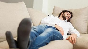 Si realizás una siesta corta, esto te ayudará a depurar tu mente y afrontar el resto del día con las pilas cargadas.