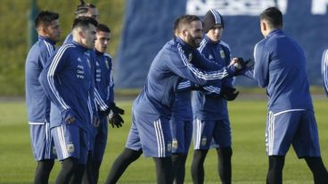 Higuaín en la práctica en Manchester.