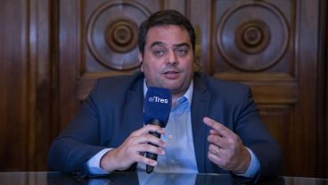 El ministro de Trabajo habló de la situación en Oil combustibles.