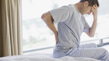 "La mayoría de los casos de dolor lumbar responden a terapias físicas y psicológicas simples que mantienen a las personas activas y les permiten permanecer en el trabajo".