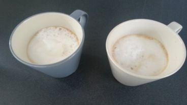 Un café con leche para una mañana llena de nubes.