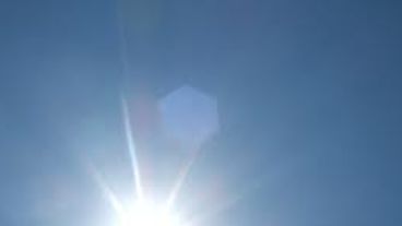 El sol atraviesa un celeste profundo.