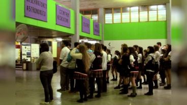 Grupos de alumnos con sus docentes en los recorridos guiados de La Vigil.