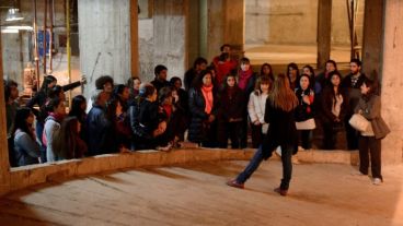 Grupos de alumnos con sus docentes en los recorridos guiados de La Vigil.