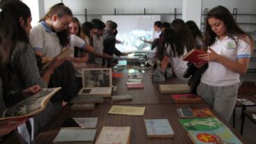 Grupos de alumnos con sus docentes en los recorridos guiados de La Vigil.