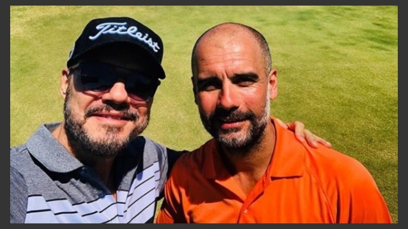 Tinelli y Pep, juntos disfrutando de la pasión por el golf.