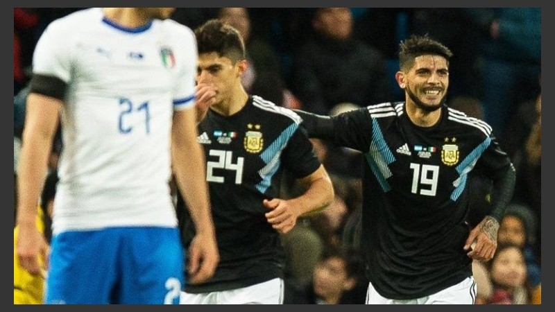 Banega celebra su gol tras pase de Lo Celso.