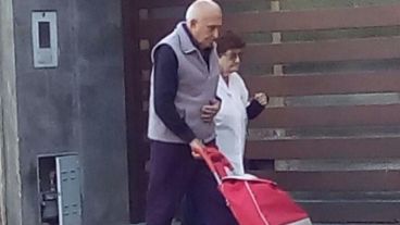 Costanzo fue fotografiado junto a su mujer camino a un supermercado.