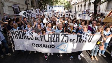 Abuelas de Plaza 25 de Mayo encabezaron la marcha en Rosario.