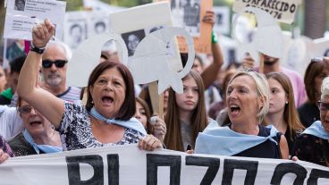 Abuelas de Plaza 25 de Mayo encabezaron la marcha en Rosario.