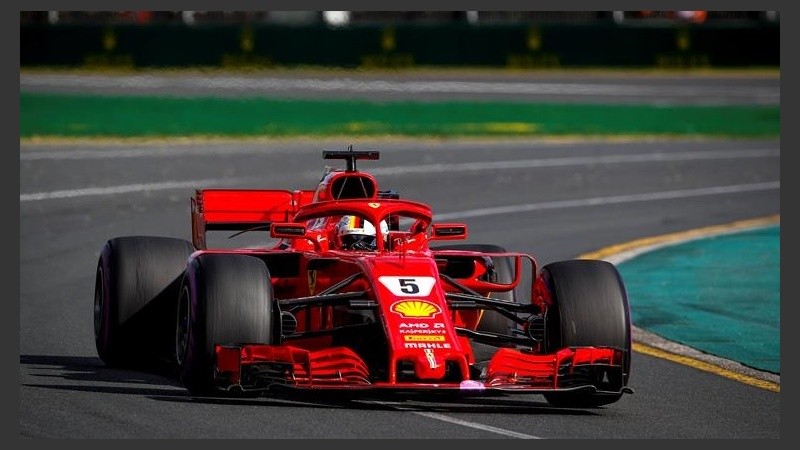 El alemán con Ferrari se quedó con la primera carrera.