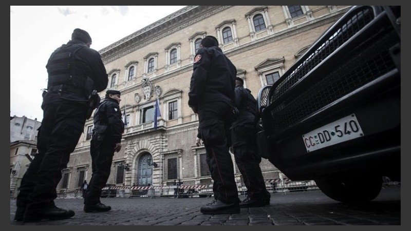  En el domingo previo a la celebración de la Semana Santa y la Pascua, la policía italiana vigila posibles objetivos sensibles en Roma.