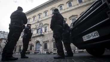 En el domingo previo a la celebración de la Semana Santa y la Pascua, la policía italiana vigila posibles objetivos sensibles en Roma.