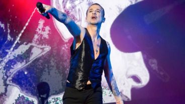 Dave Gahan canta, baila e hipnotiza desde el escenario.