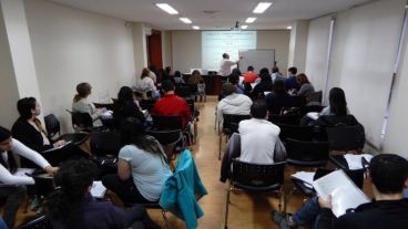 La carrera de pre grado, tendrá una duración de dos años y medio y se cursará sábados por medio.