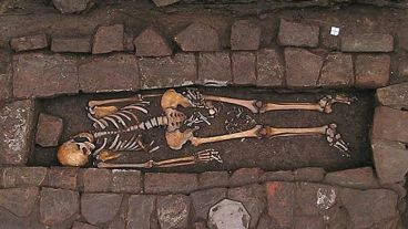 Los huesos de la mujer con los huesos del bebé entre sus piernas.