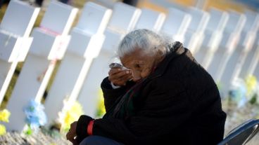 Un hombre llora en la tumba de su ser querido en el cementerio de Darwin.