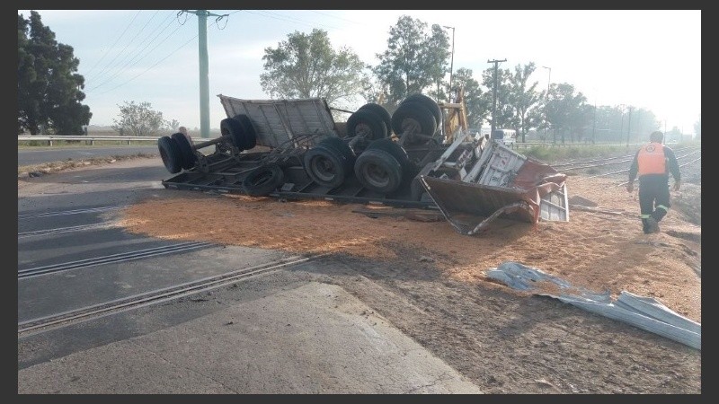 El acoplado terminó con las ruedas hacia arriba. 