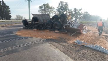 El acoplado terminó con las ruedas hacia arriba.