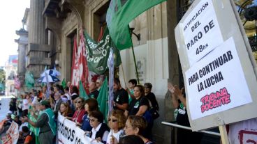 El reclamo conjunto en Gobernación, frente a plaza San Martín, este martes.