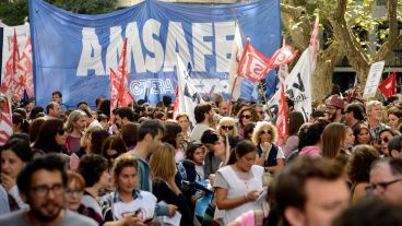 Los docentes públicos podrían sufrir el descuento de sus salarios.