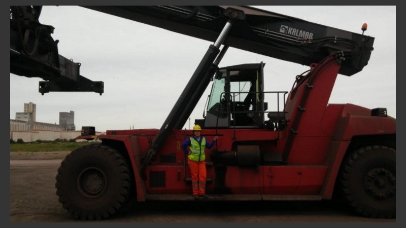 La joven integra el grupo de estibadoras que trabajan en la Terminal Puerto Rosario.