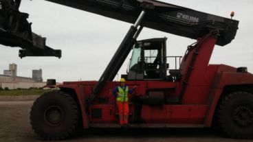 La joven integra el grupo de estibadoras que trabajan en la Terminal Puerto Rosario.