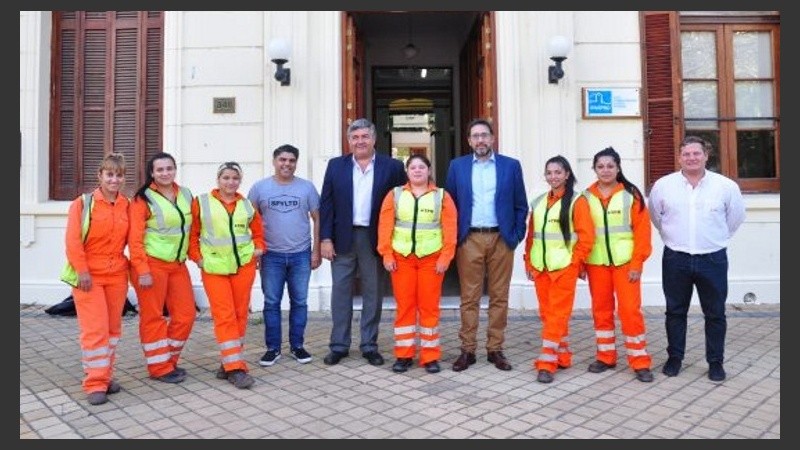 Las operarias junto a representantes del SUPA, TPR y Enapro.
