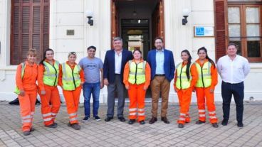 Las operarias junto a representantes del SUPA, TPR y Enapro.