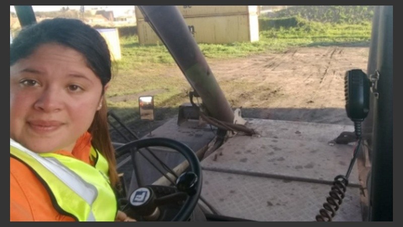 La joven integra el grupo de estibadoras que trabajan en la Terminal Puerto Rosario.