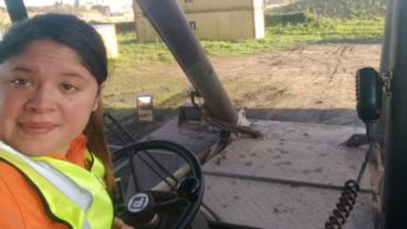 La joven integra el grupo de estibadoras que trabajan en la Terminal Puerto Rosario.